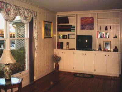 1830 Jacks Creek Road Lexington, KY 40515 - Photo 4 of 13 The study/den has built-in shelves, peg