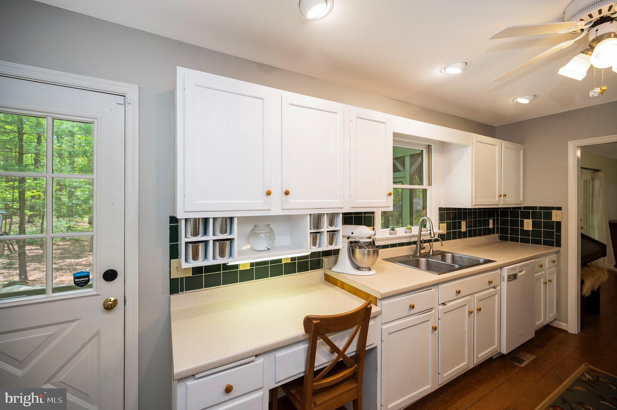 302 Gold Valley Road Locust Grove, VA 22508 - Photo 14 of 48 Built in desk area or coffee bar
