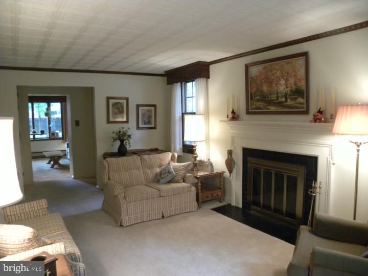 268 Rambling Way Springfield, PA 19064 - Photo 3 of 18 Living Room