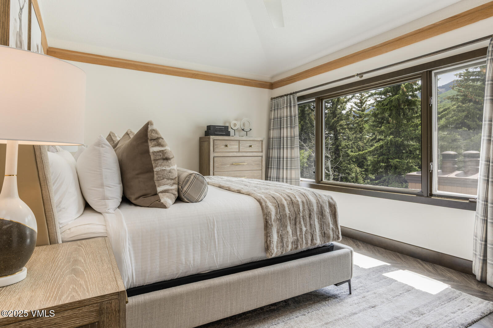 120 Offerson Road, Unit 3430 Beaver Creek, CO 81620 - Photo 18 of 36 a bedroom with a large bed and a large window