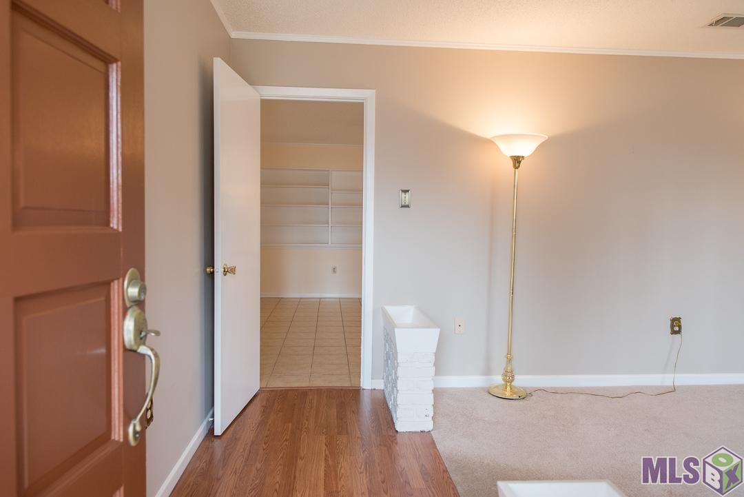 9588 Hyacinth Avenue Baton Rouge, LA 70810 - Photo 4 of 17 Entry
