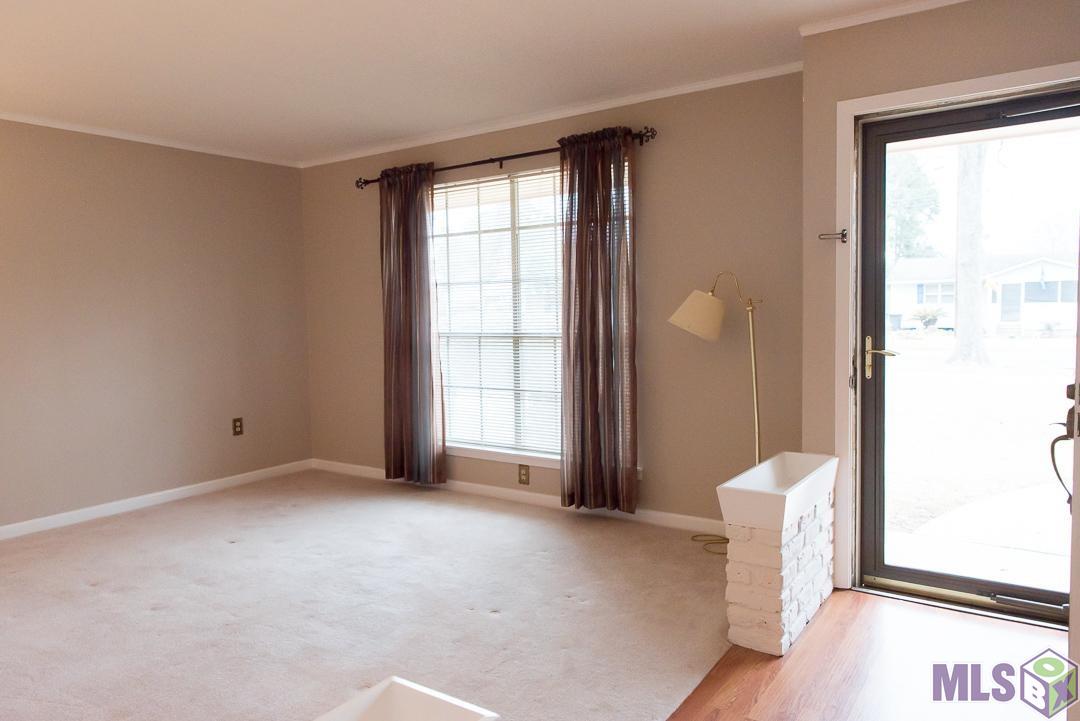 9588 Hyacinth Avenue Baton Rouge, LA 70810 - Photo 5 of 17 Living Room