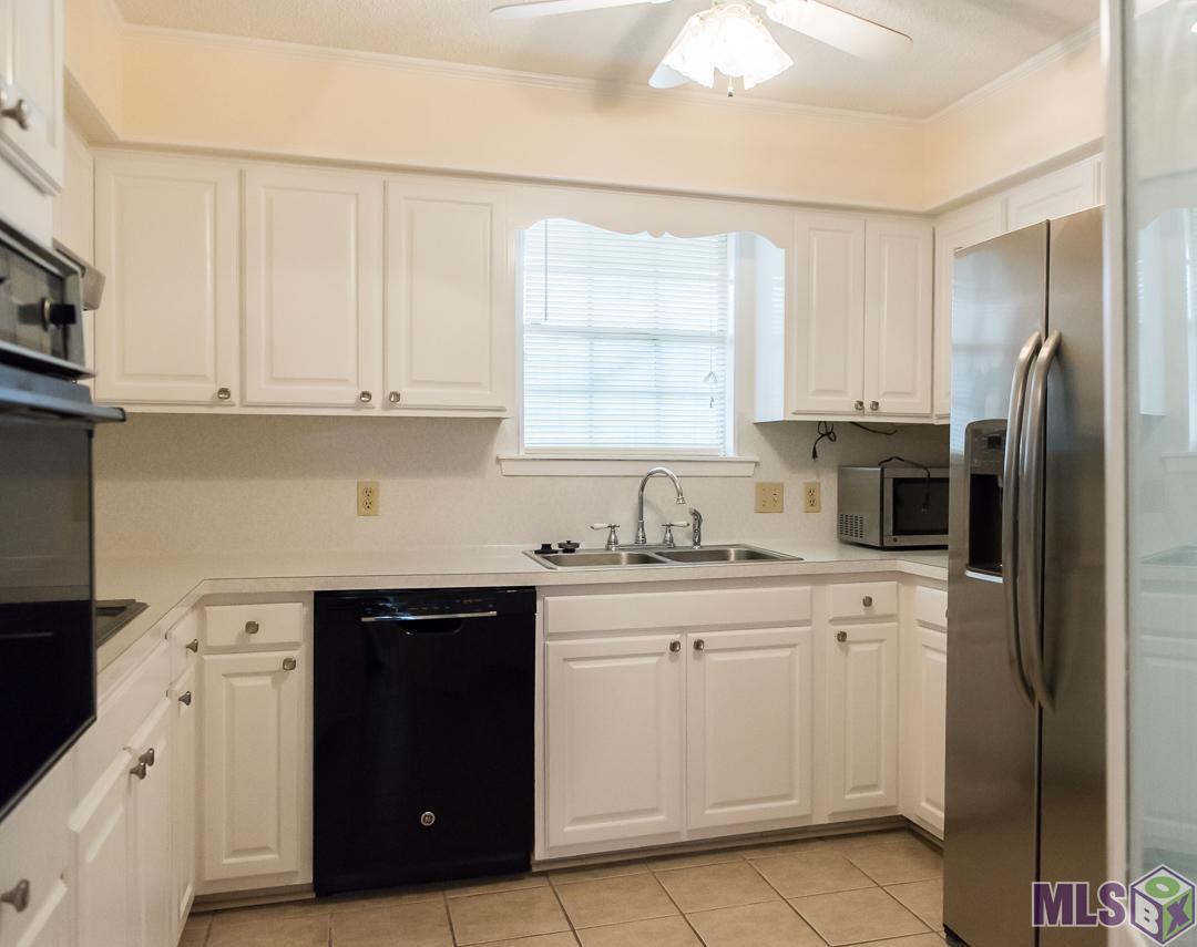 9588 Hyacinth Avenue Baton Rouge, LA 70810 - Photo 10 of 17 Kitchen