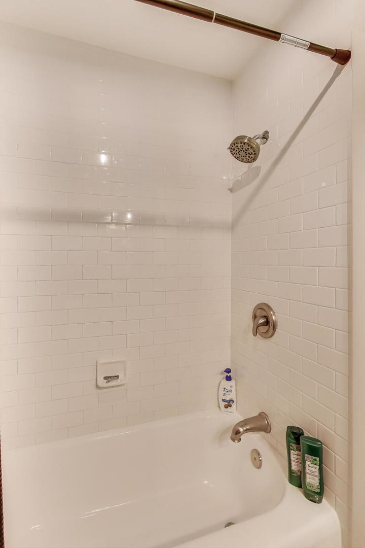 235 Richmond Street Evanston, IL 60202 - Photo 20 of 38 a bathroom with a bathtub