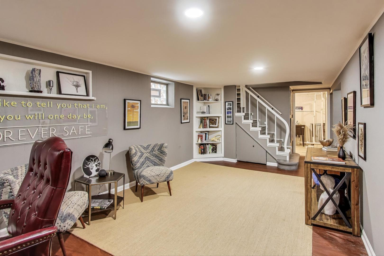 235 Richmond Street Evanston, IL 60202 - Photo 22 of 38 a view of a livingroom with furniture and workspace