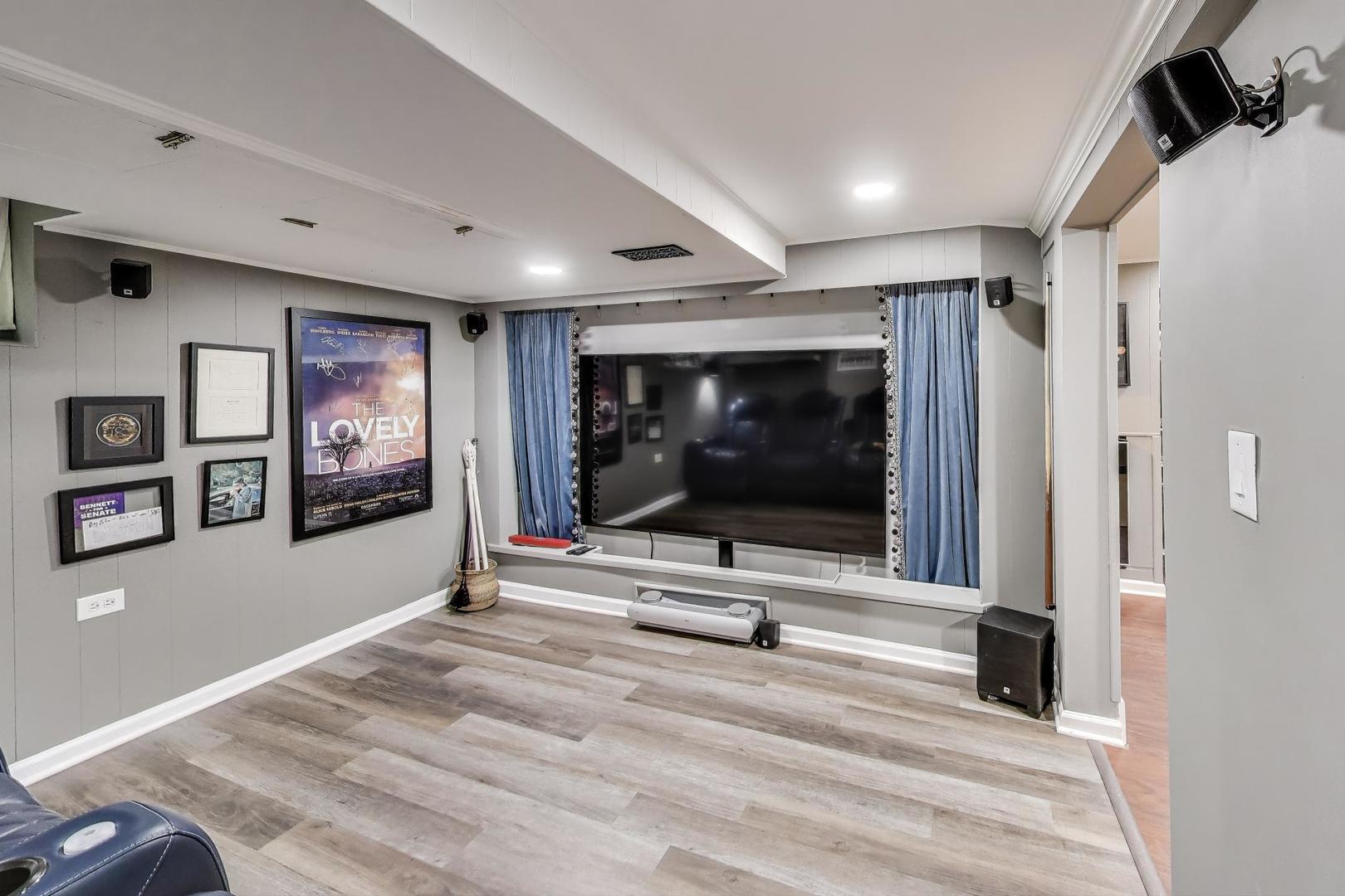 235 Richmond Street Evanston, IL 60202 - Photo 26 of 38 a view of a livingroom with an empty room and workspace