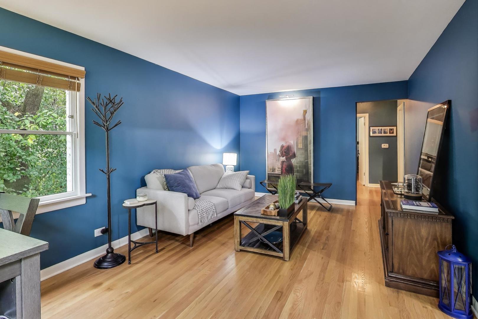 235 Richmond Street Evanston, IL 60202 - Photo 5 of 38 a living room with furniture gym equipment and a flat screen tv