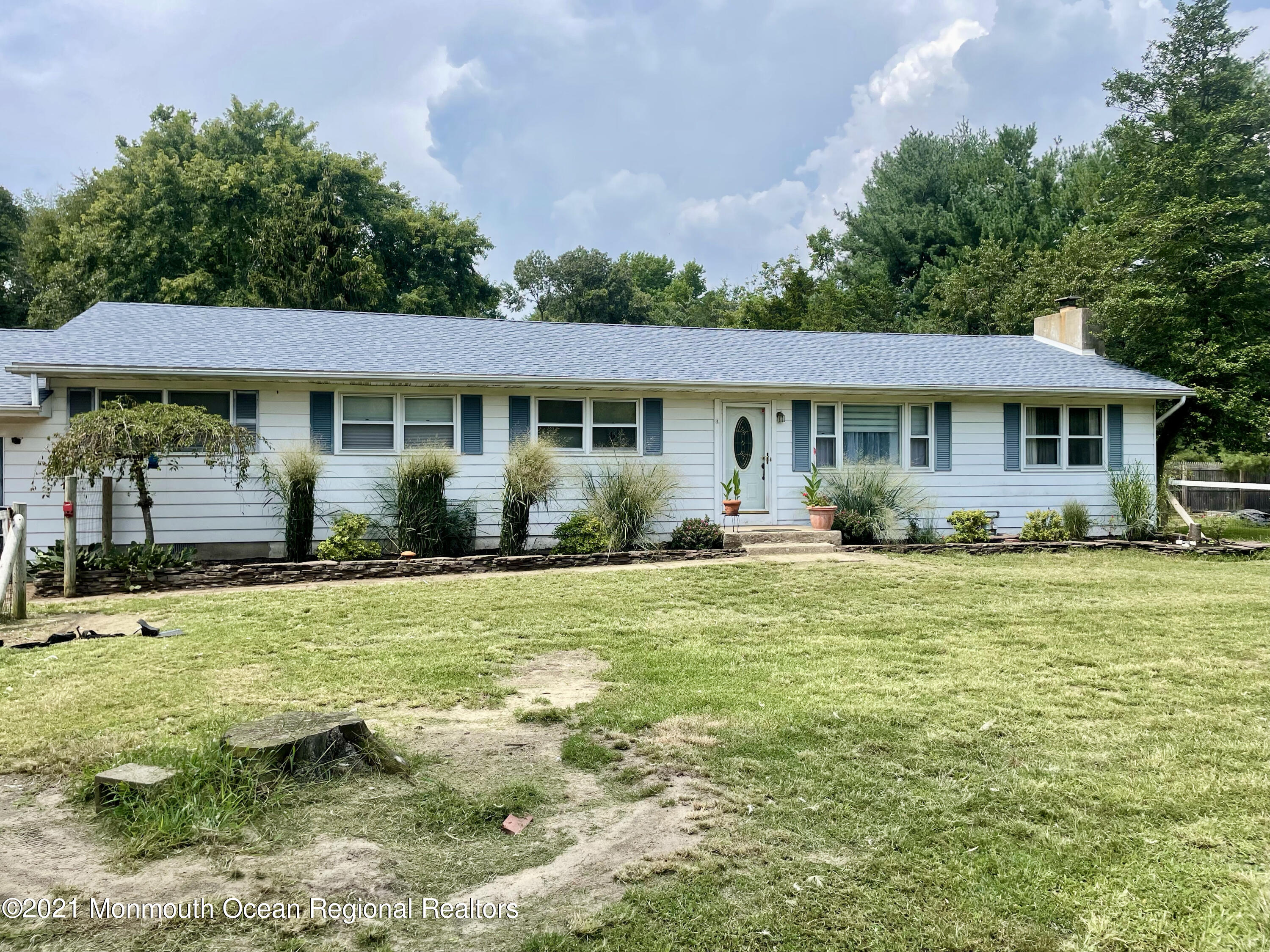 866 Monmouth Road Cream Ridge, NJ 08514 - Photo 1 of 39 a front view of a house with a yard
