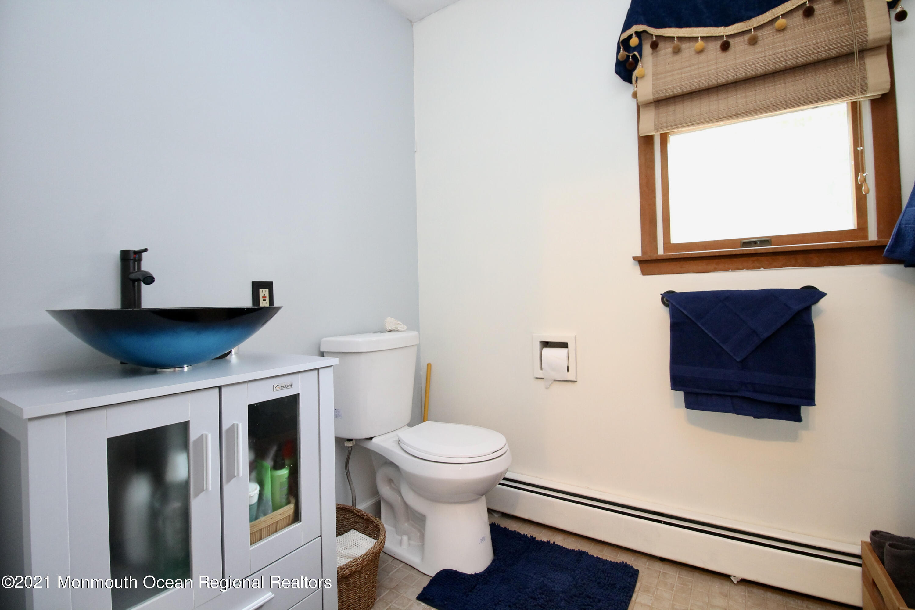 866 Monmouth Road Cream Ridge, NJ 08514 - Photo 28 of 39 a bathroom with a toilet and a mirror