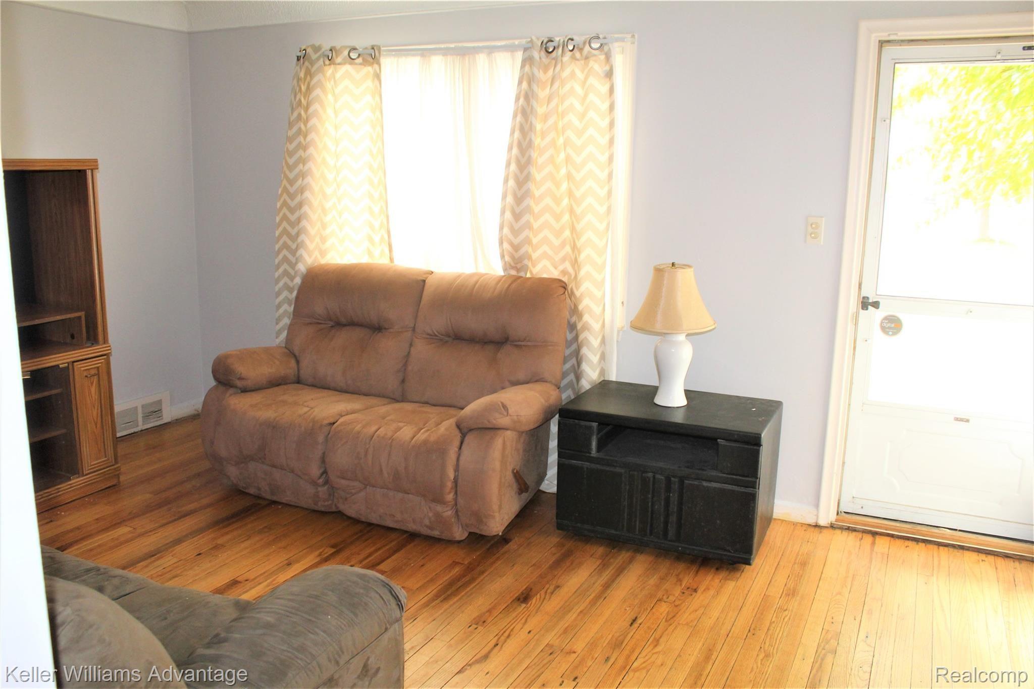 18105 Stephens Road Eastpointe, MI 48021 - Photo 2 of 24 IMG_3337.JPG