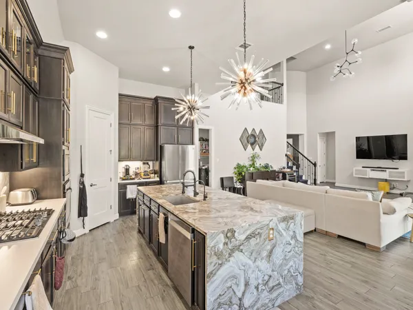 $1,050,000 | 5304 Via Besso Drive, Bee Cave, TX 78738
