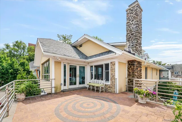 a view of a house with backyard and sitting area