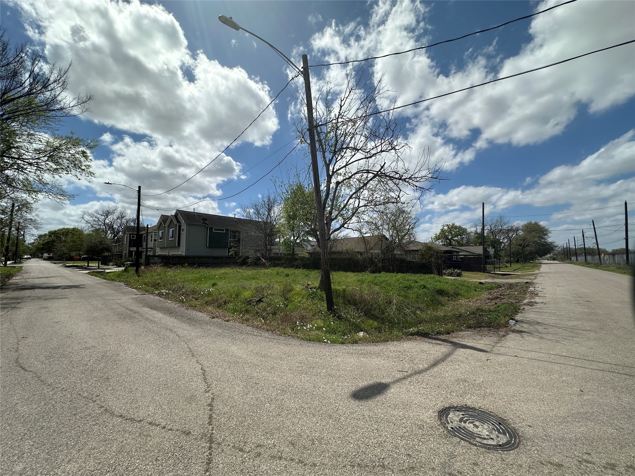 5120 Lee Street Houston, TX 77020 - Photo 1 of 3 Great corner lot with no neighbors across Lee St. and newer homes on the left of the lot on Fontinot.