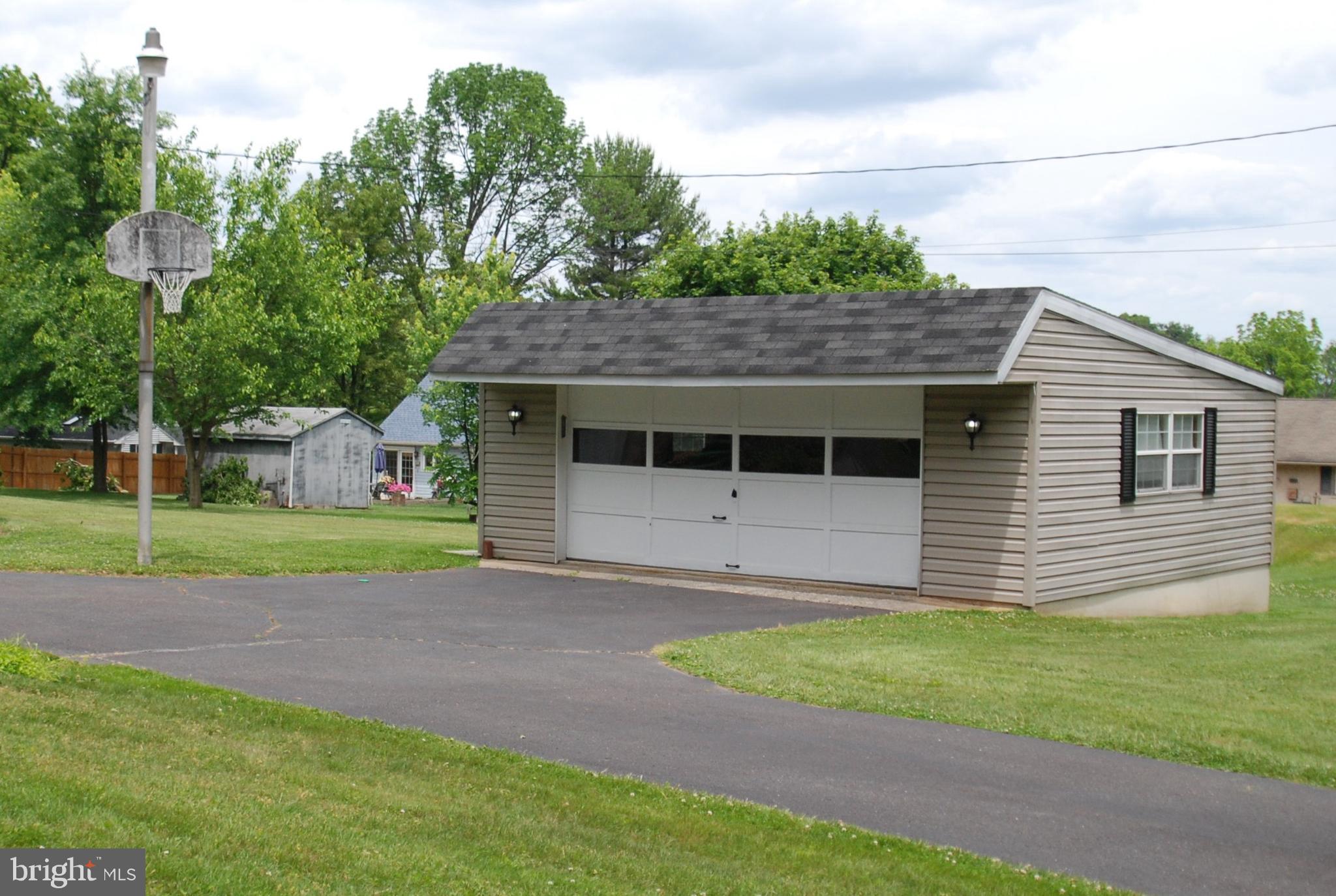 800 Schoolhouse Road Pottstown, PA 19465 - Photo 3 of 43