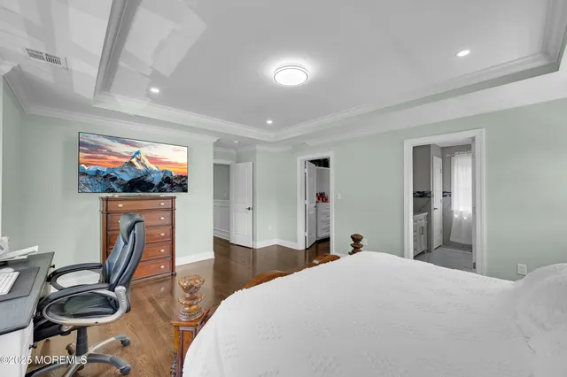 a view of a house with backyard and garden