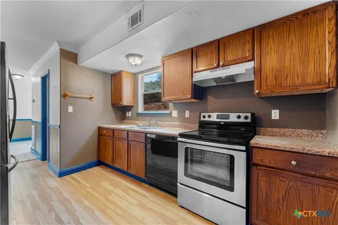 a view of empty room with a ceiling fan