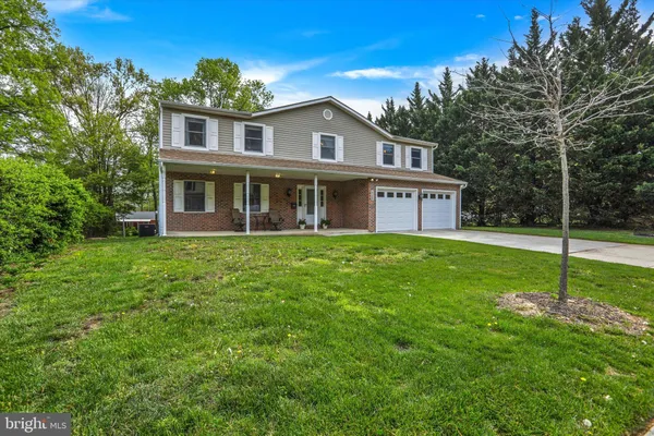 a house that is sitting in the grass