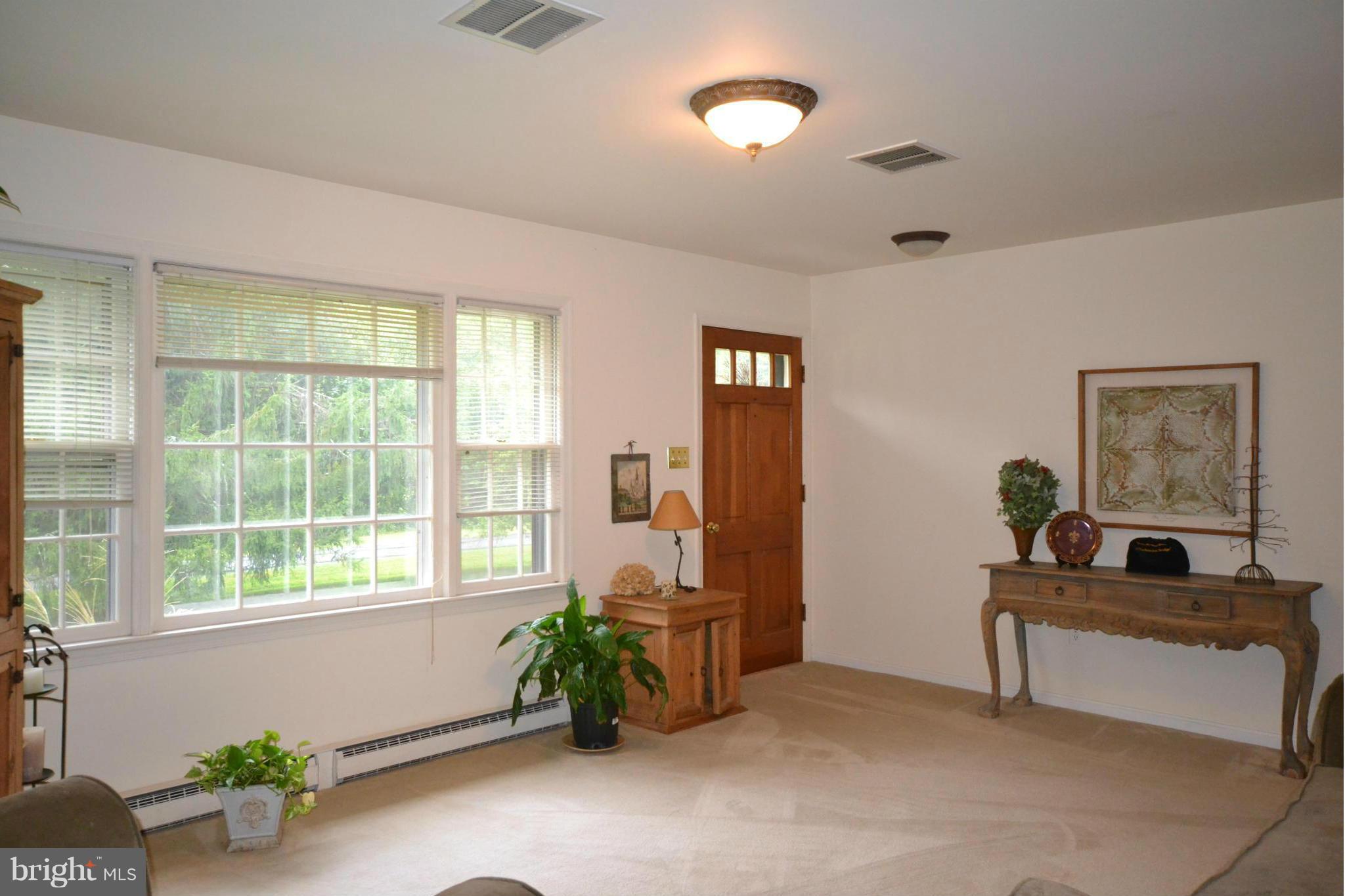 19666 Youngs Cliff Road Sterling, VA 20165 - Photo 7 of 30 Living Room