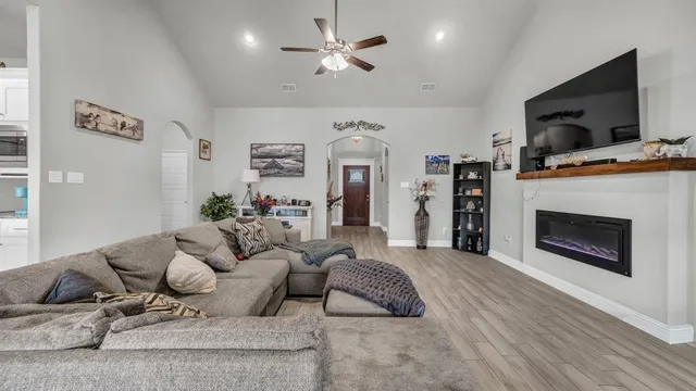 $329,900 | 972 Sam Street, Springtown, TX 76082