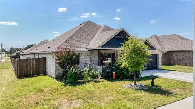 $329,900 | 972 Sam Street, Springtown, TX 76082
