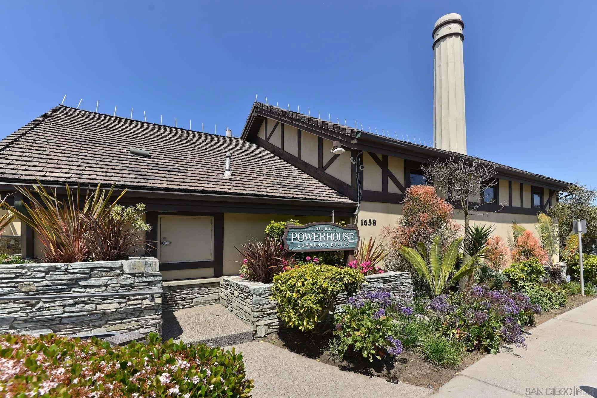 2921 Sandy Pointe, Unit 3 Del Mar, CA 92014 - Photo 27 of 31 a front view of a house