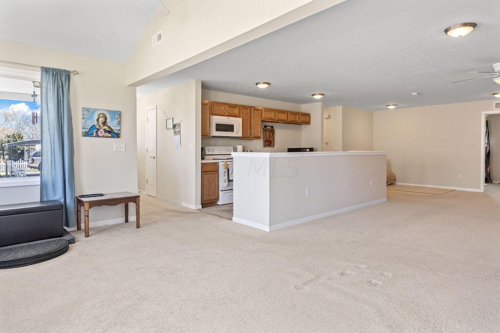 571 Ridgefield Road Newark, OH 43055 - Photo 3 of 47 10-LivingRoom