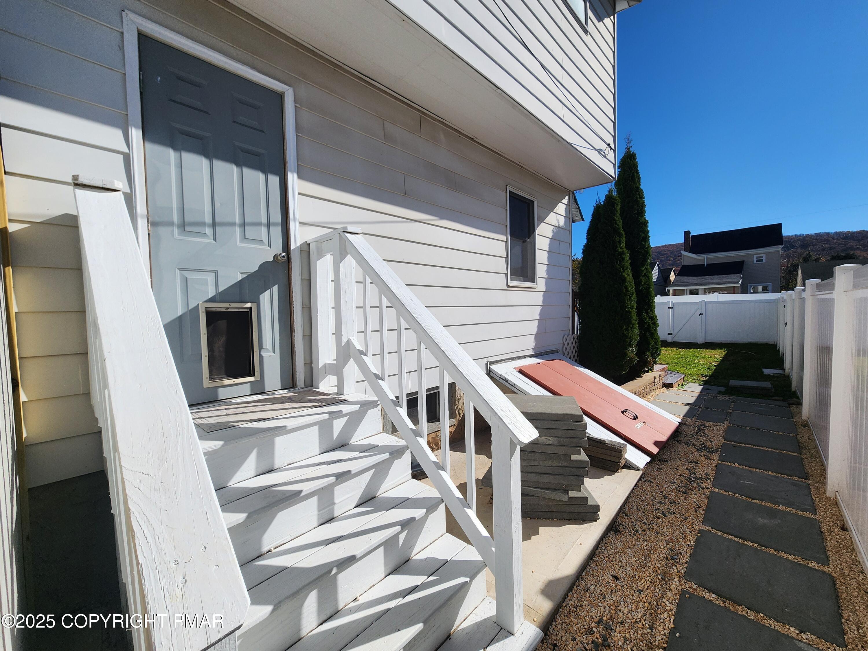 514 North Street Jim Thorpe, PA 18229 - Photo 30 of 34 a balcony with couch