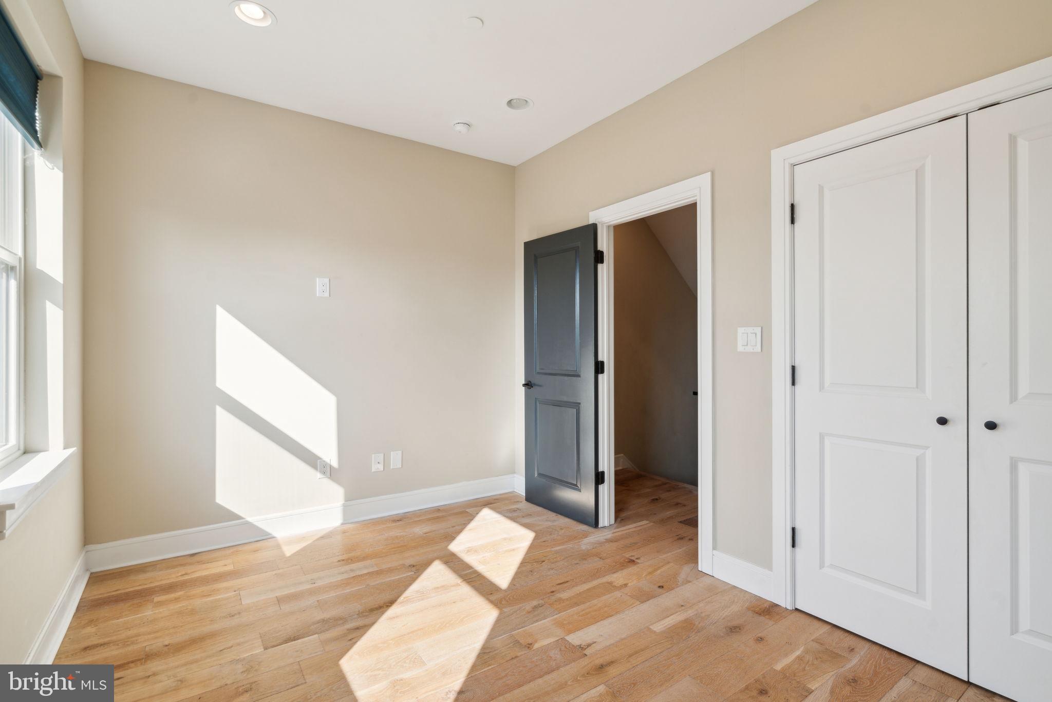 518 Mercy Street Philadelphia, PA 19148 - Photo 32 of 50 Bright and airy room with natural light.