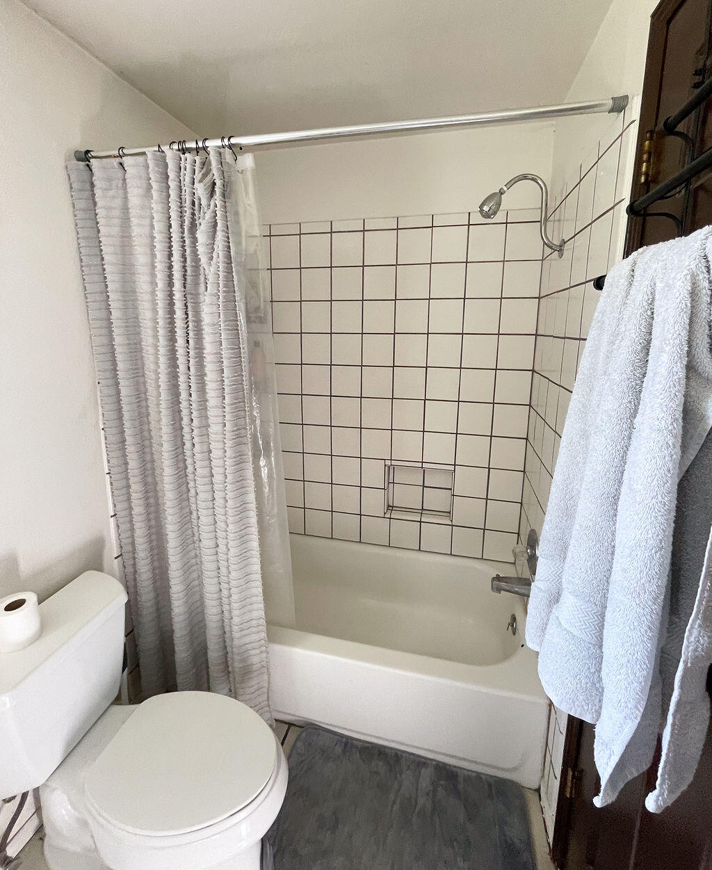 3037 Clearbrook Place Malin, OR 97632 - Photo 23 of 30 a bathroom with a toilet and a bathtub