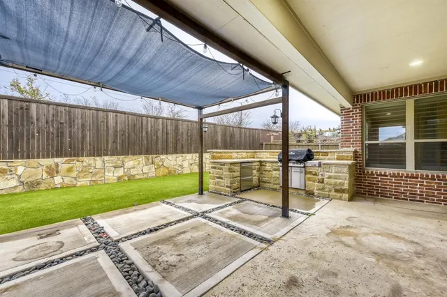 a view of a backyard