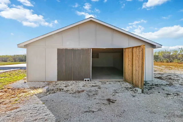 $825,000 | 3137 County Road 5710, Devine, TX 78016