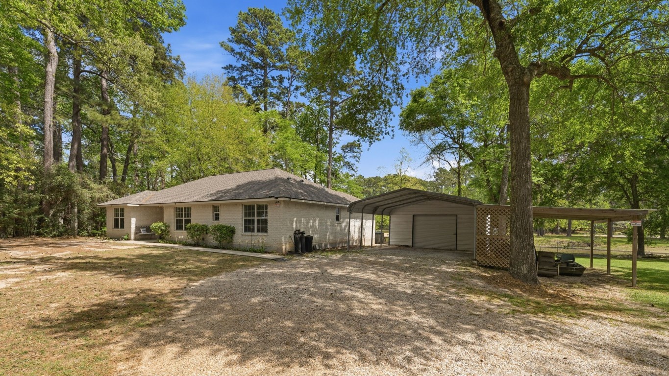 907 Columbia River Road Montgomery, TX 77316 - Photo 26 of 34 a front view of a house with a garden
