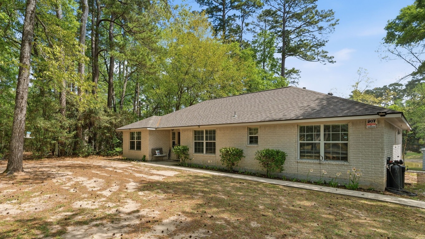 907 Columbia River Road Montgomery, TX 77316 - Photo 28 of 34 a house with trees in the background