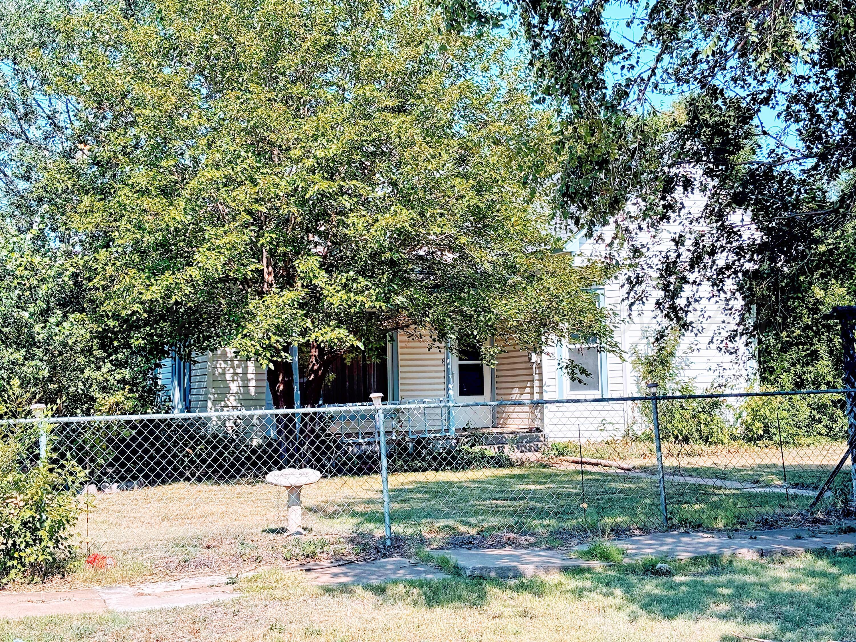 522 South Baylor Street Perryton, TX 79070 - Photo 2 of 52 a front view of a house with a yard