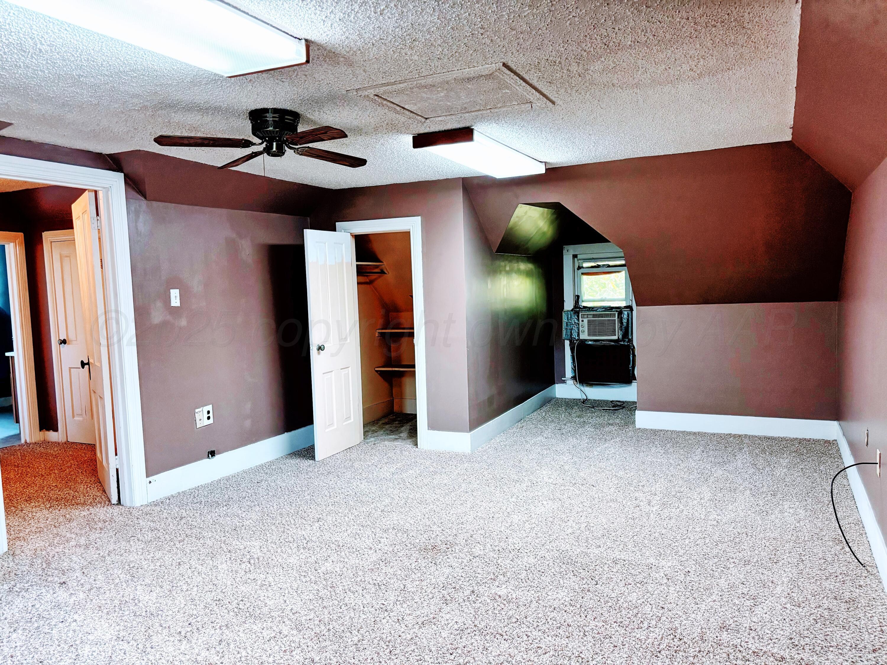 522 South Baylor Street Perryton, TX 79070 - Photo 30 of 52 an empty room with closet and a chandelier fan