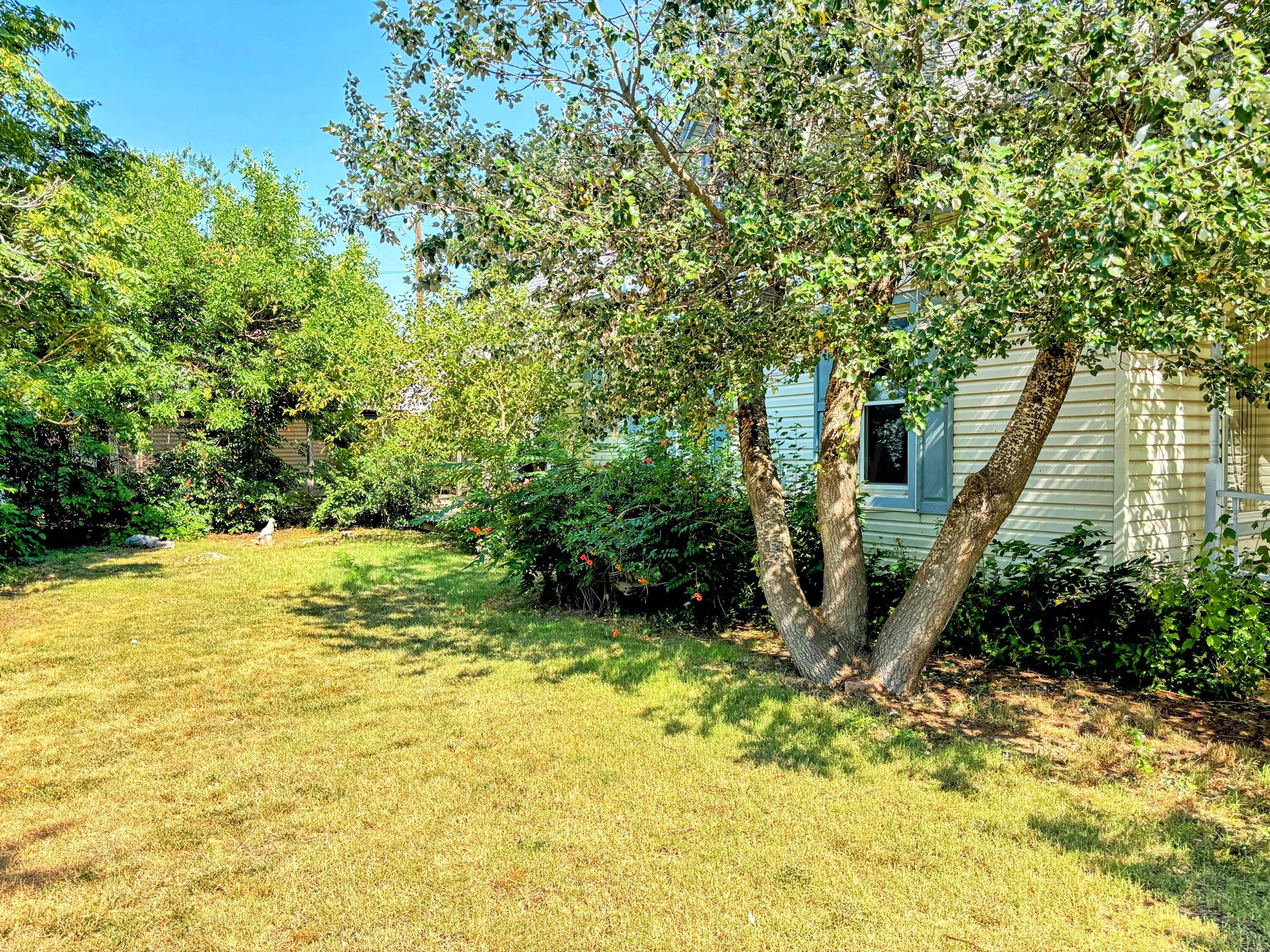 522 South Baylor Street Perryton, TX 79070 - Photo 3 of 52 a view of outdoor space and yard