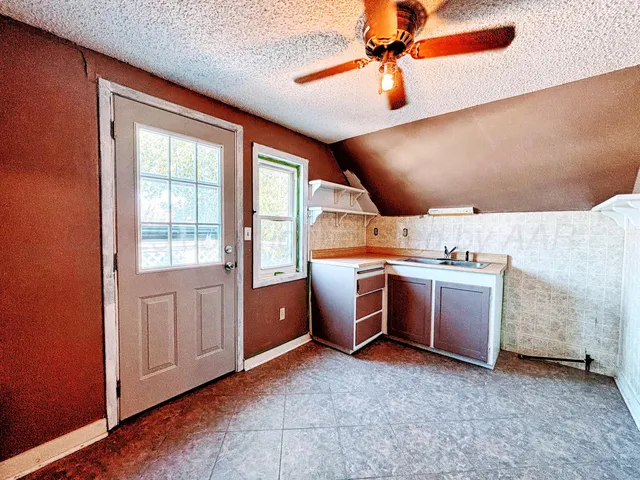 a sign that is sitting on a brick wall