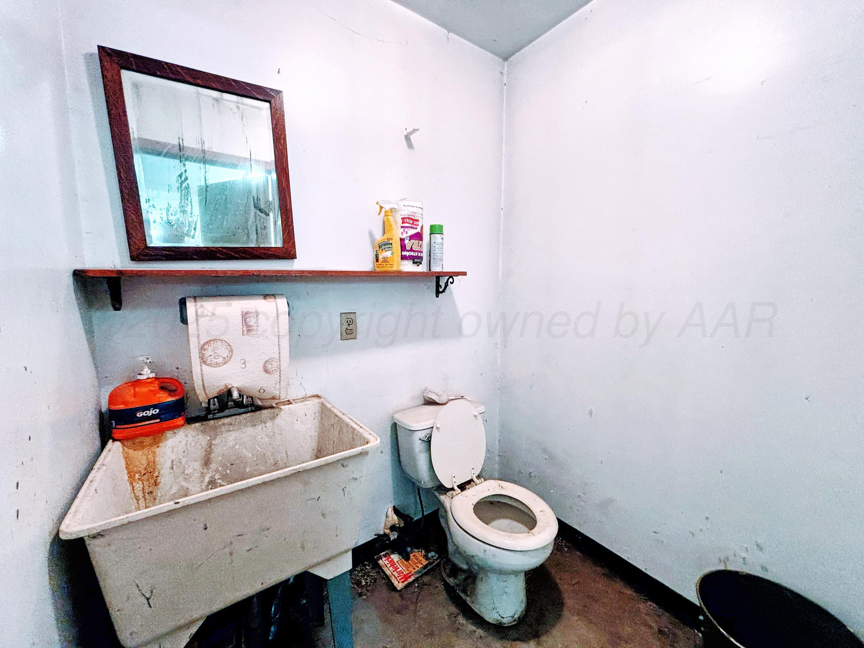 522 South Baylor Street Perryton, TX 79070 - Photo 43 of 52 a room with a sink and a toilet