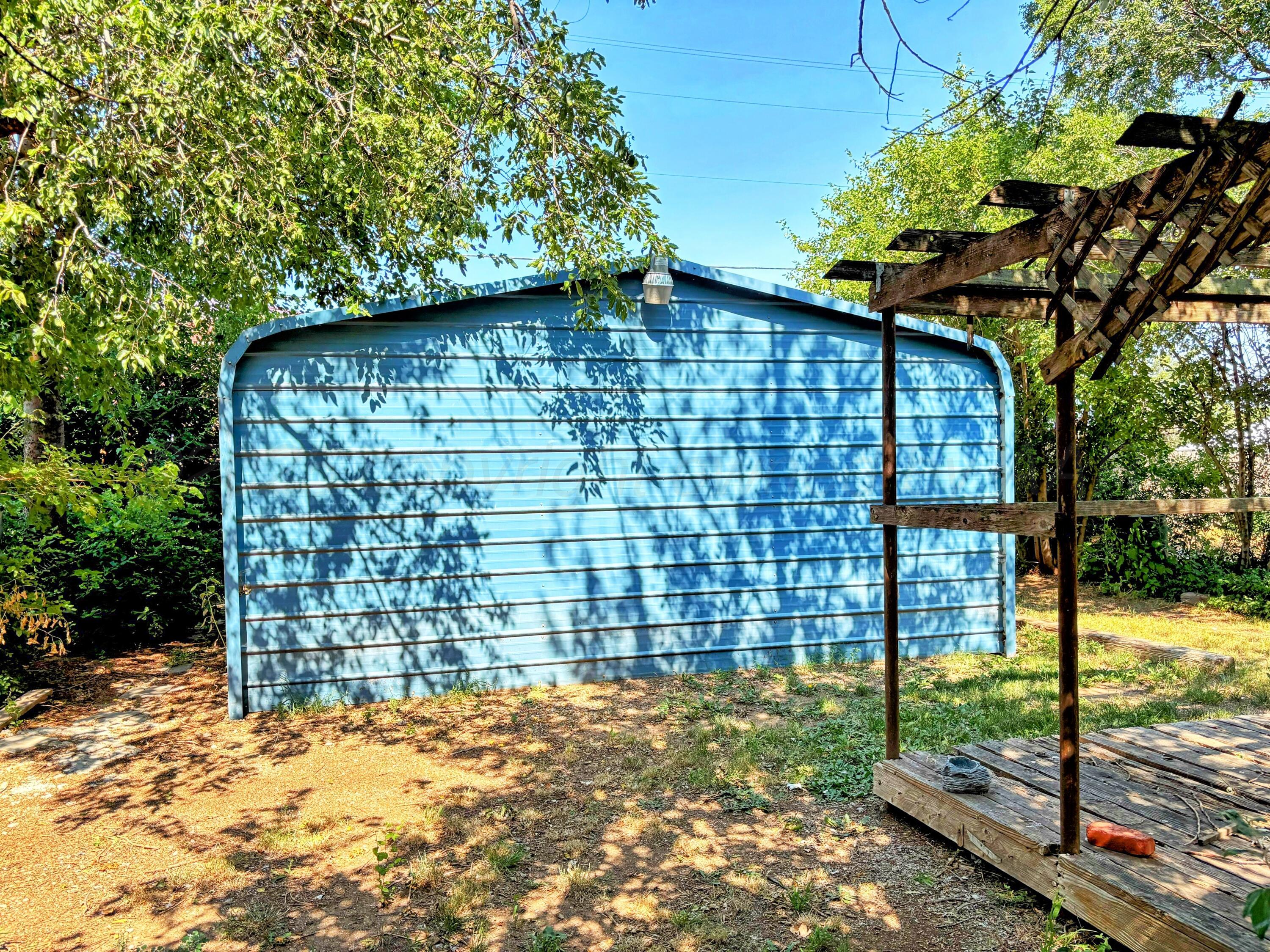 522 South Baylor Street Perryton, TX 79070 - Photo 51 of 52 a backyard of a house