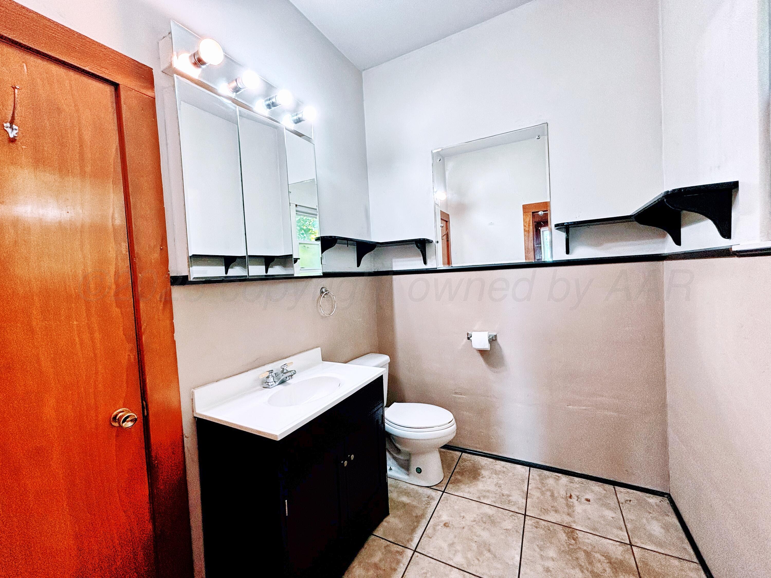 522 South Baylor Street Perryton, TX 79070 - Photo 10 of 52 a bathroom with a sink a toilet and shower