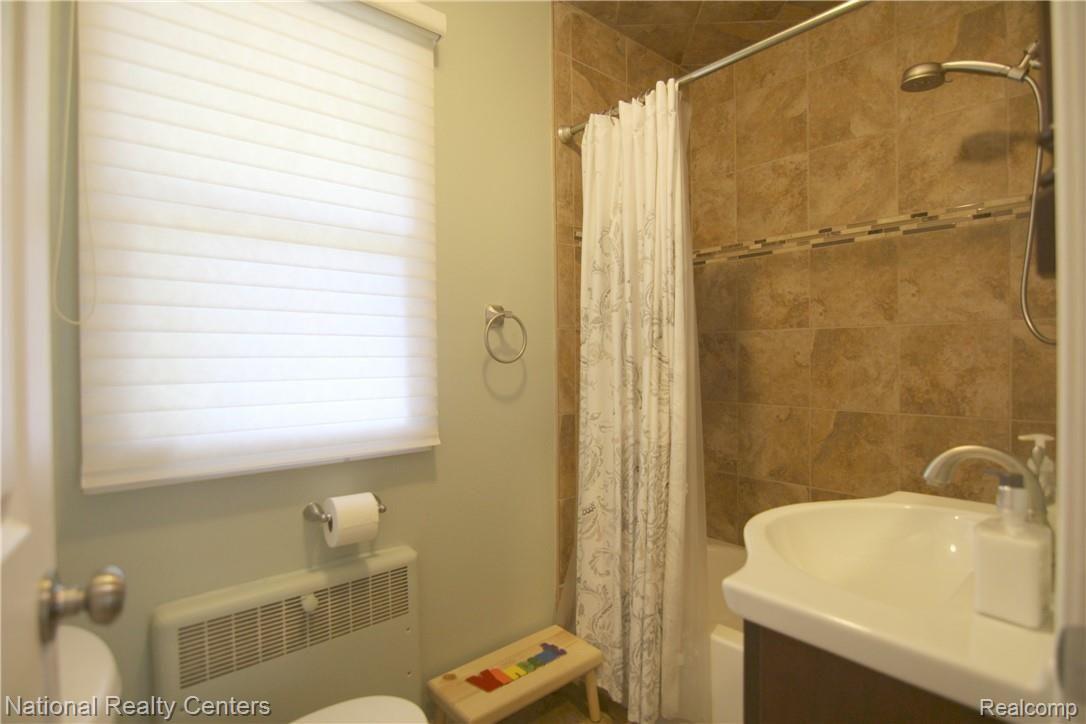 6310 Franklin Road Bloomfield Hills, MI 48301 - Photo 18 of 28 Franklin Rd Full Bath 2.jpg
