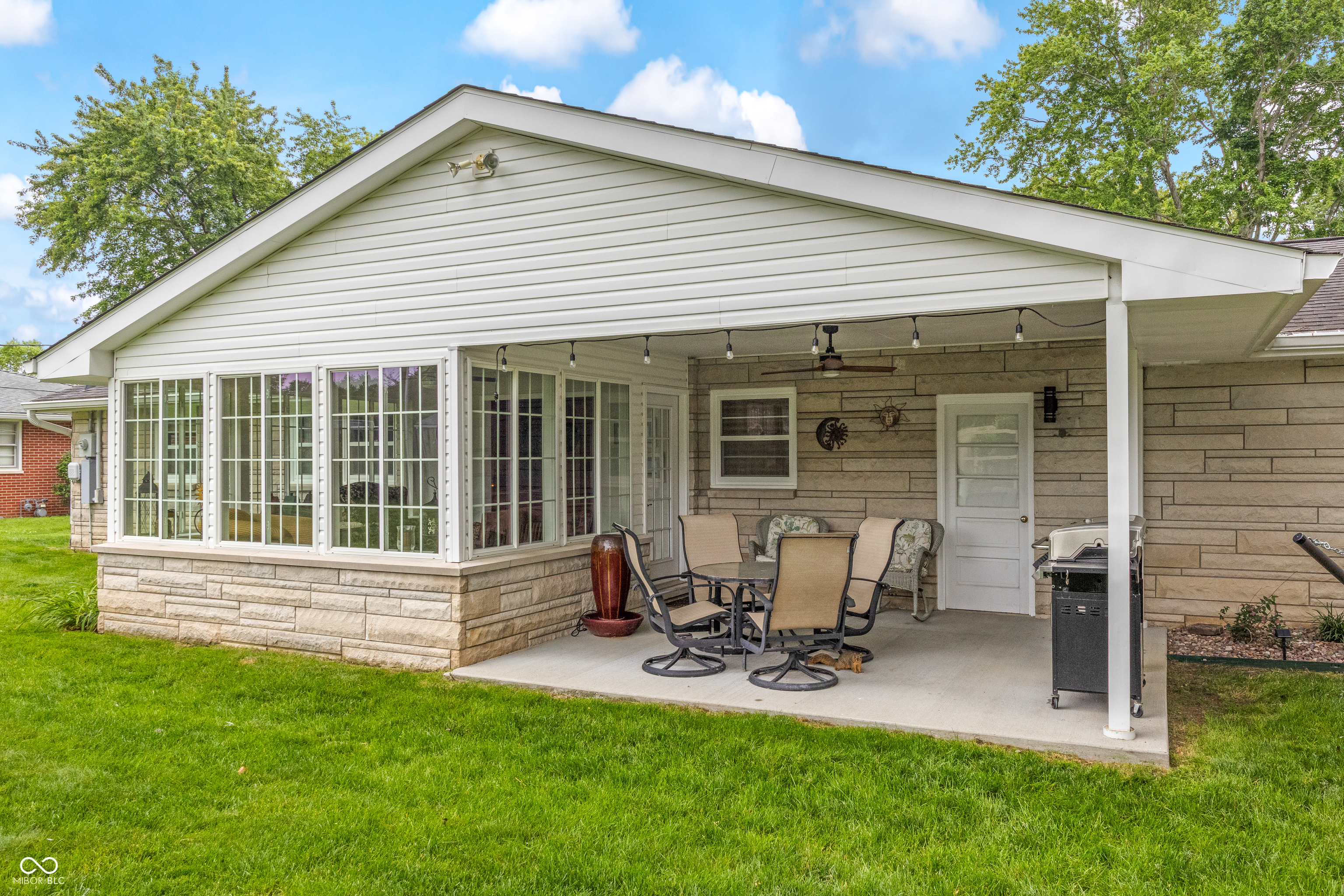4236 Washington Street Columbus, IN 47203 - Photo 4 of 39
