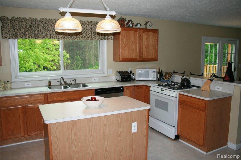 3021 Brewer Road Howell, MI 48855 - Photo 10 of 23 Sparkling Kitchen