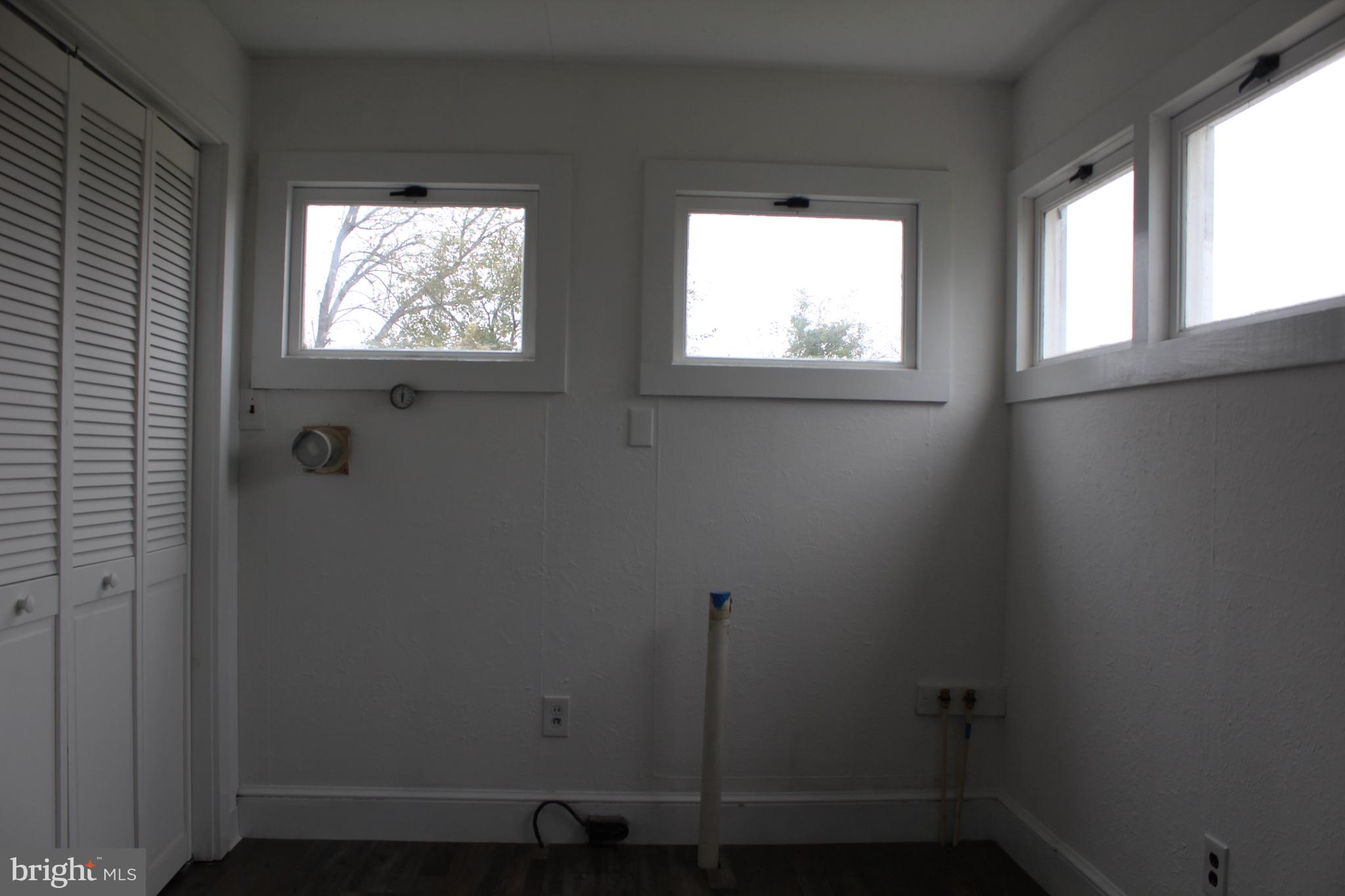 150 Main Street Dover, DE 19901 - Photo 17 of 50 a small space with window