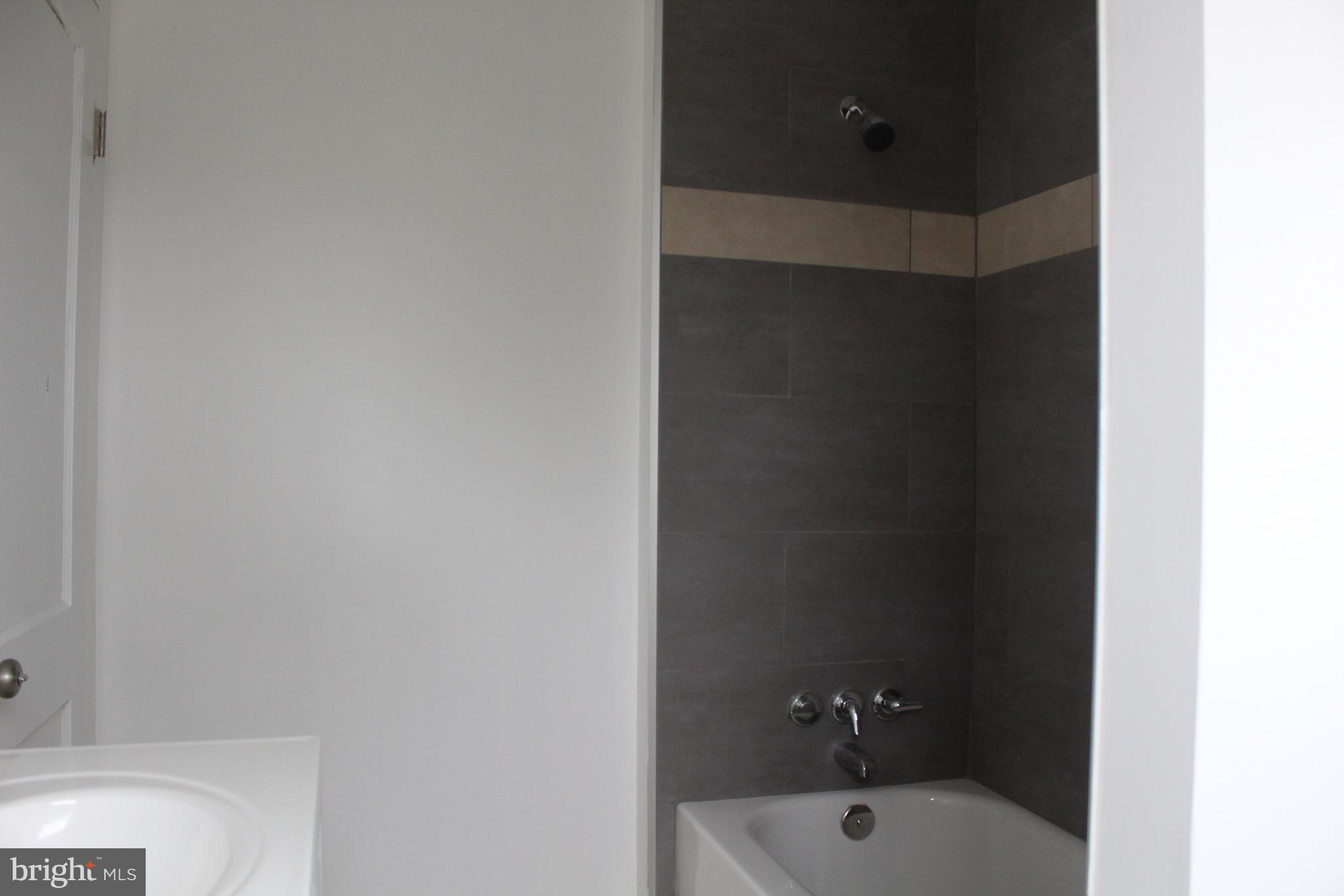 150 Main Street Dover, DE 19901 - Photo 18 of 50 a bathroom with a bathtub