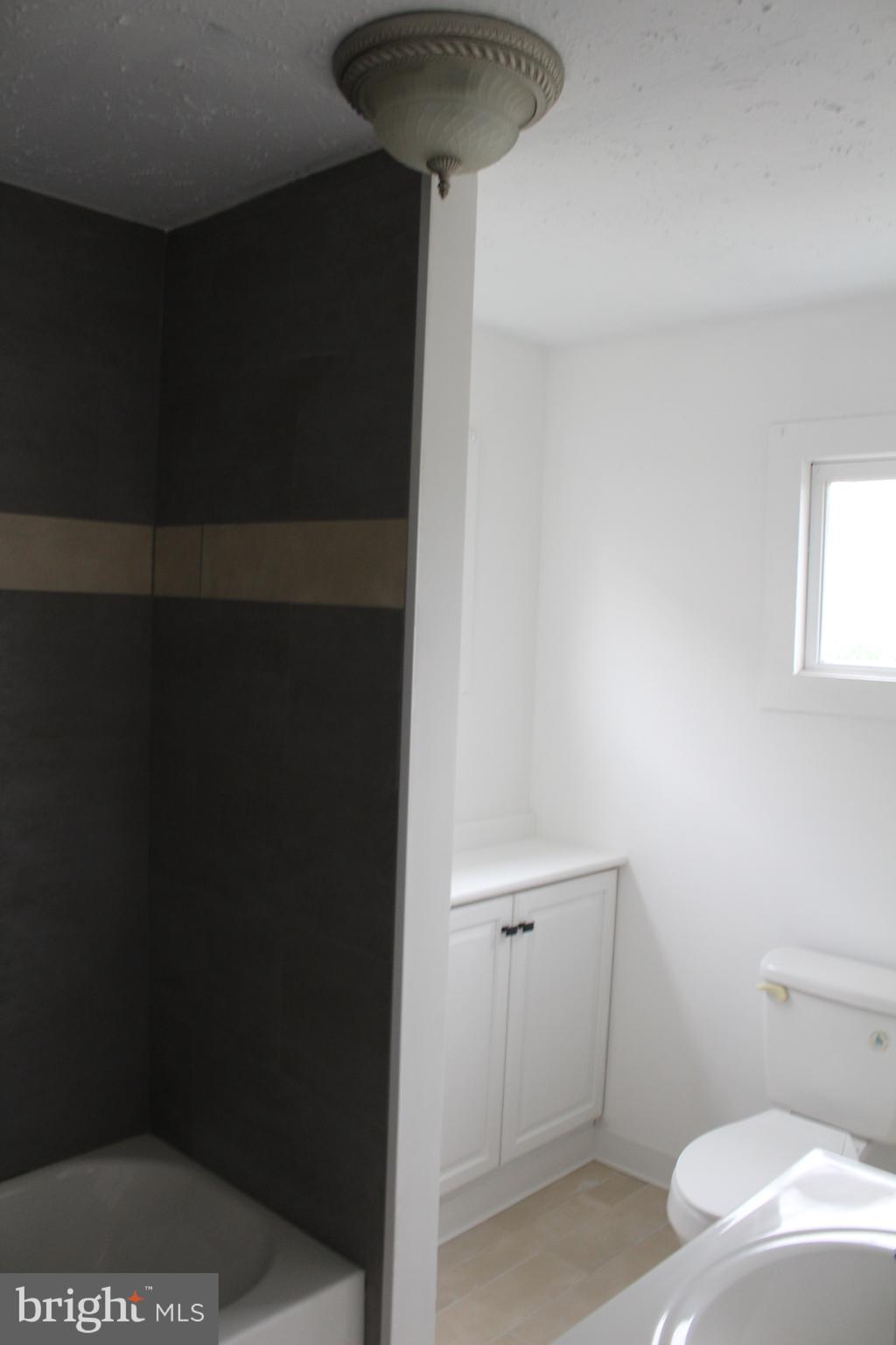 150 Main Street Dover, DE 19901 - Photo 21 of 50 a bathroom with a shower a toilet and a sink