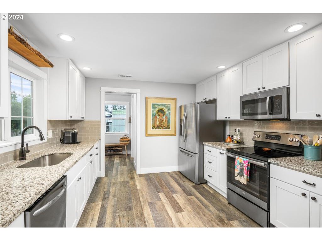 17762 South Redland Road Oregon City, OR 97045 - Photo 10 of 37 a kitchen with stainless steel appliances granite countertop a sink dishwasher stove and refrigerator