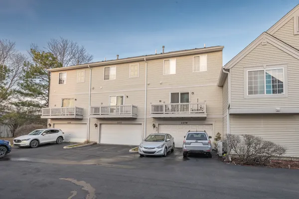 $2,550 | 3377 Ravinia Circle, Aurora, IL 60504