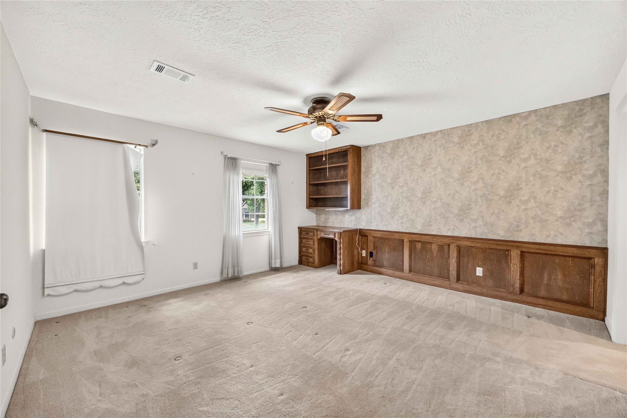 6302 Meadowtrace Drive Spring, TX 77389 - Photo 20 of 35 Spacious upstairs Bedroom 2 with natural light, an oversized closet and its own private vanity area.