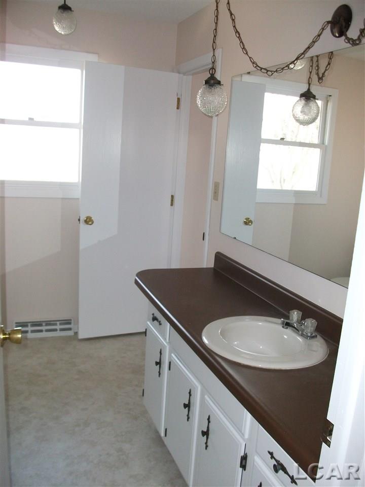 13734 Allen Road Clinton, MI 49236 - Photo 11 of 28 31234815-10.JPG